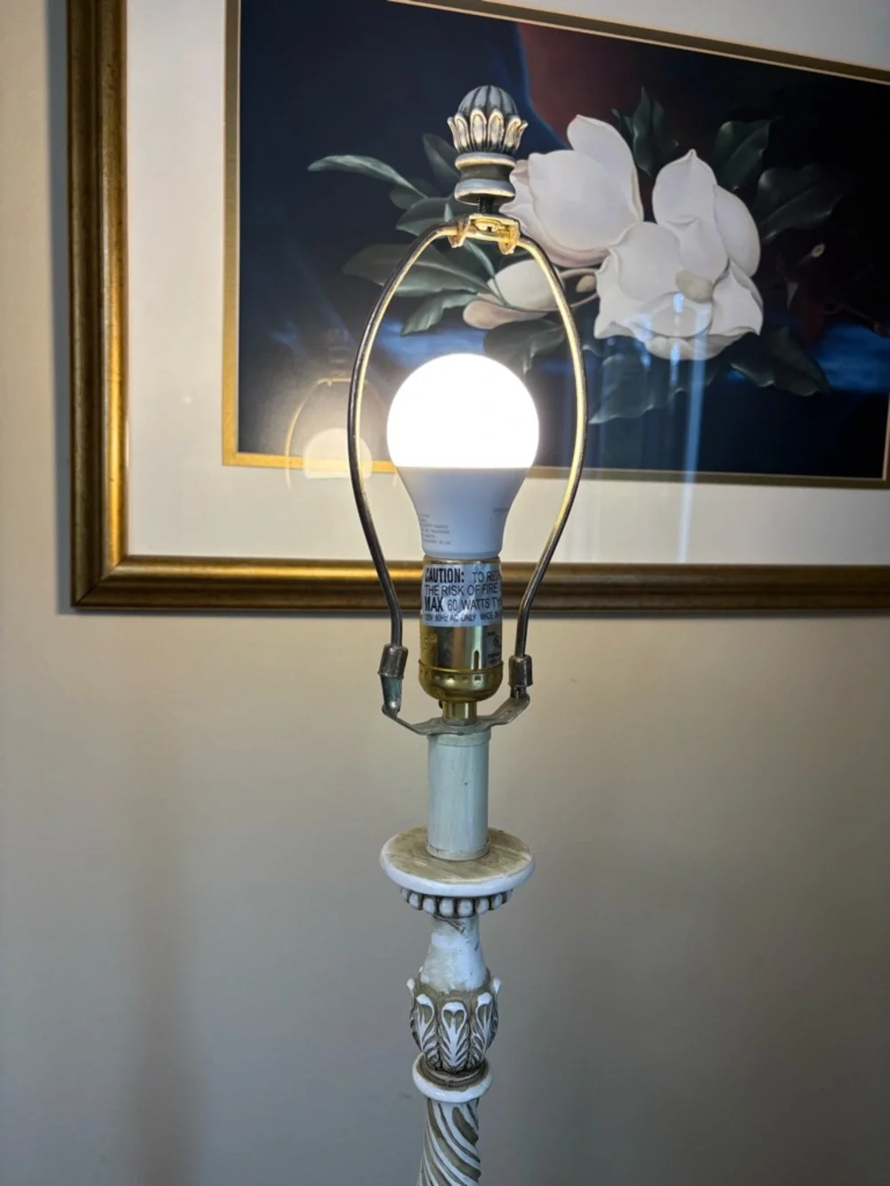 Vintage - Style Table Lamp With a Distressed White Finish/  Lattice Drum Shade - Picture 13 of 15